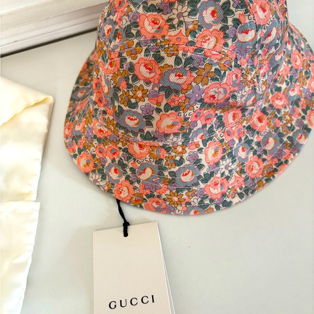 NWT 100% authentic Gucci x Liberty Floral Bucket Hat - size small